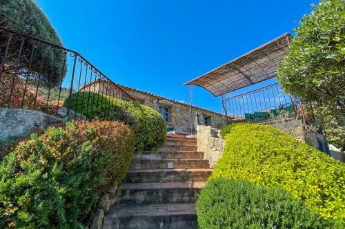 Bergerie de luxe avec piscine chauffée vue sur la baie de Santa Giulia - image 11