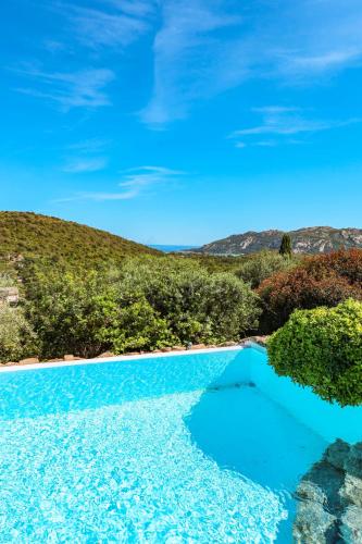 Magnifique bergerie avec piscine chauffée surplombant la baie de Santa Giulia - image 4