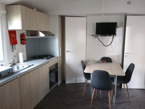 A szálláshely kívülről, MH 414 SAMBA 3chambres et 1salle de bain dans camping 4 étoiles (MH 414 SAMBA 3chambres et 1salle de bain dans camping 4 etoiles) in St Julien En Born