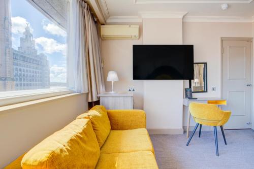 1 queen bed, 1 sofa bed