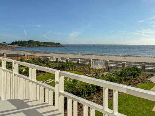 Brehat T3 acces plage piscine et vue mer – khách sạn tại Trebeurden