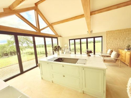 Serene Cotswold Escape 360 Views Private Acres Dog Friendly in Tredington