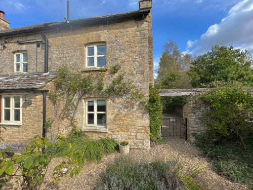 Viesnīcas āriene, Pretty Cotswold Cottage with garden near Bibury in Hateropa