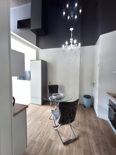 La discrete romantique, appartement avec jacuzzi in Charavines