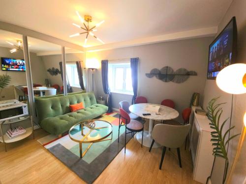 Brilliant 3 Bedroom Hyde Park Apartment plus a sofa-bed, Building with Elevator, 1 Flight of stairs only to climb