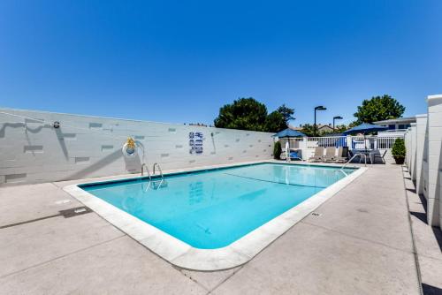 สระว่ายน้ำ, Motel 6 San Jose, CA - Convention Center near โบสถ์คาทอลิกเซนต์โจเซฟ