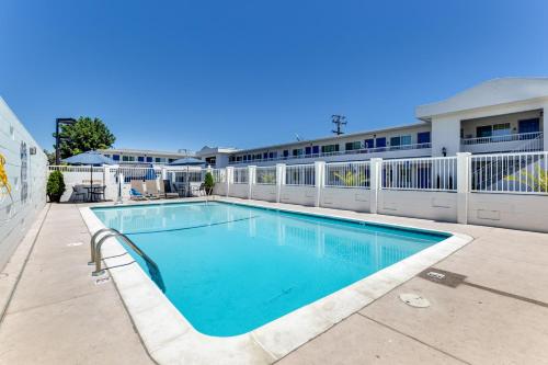 สระว่ายน้ำ, Motel 6 San Jose, CA - Convention Center near โบสถ์คาทอลิกเซนต์โจเซฟ