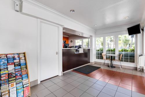 ล็อบบี้, Motel 6 San Jose, CA - Convention Center near โบสถ์คาทอลิกเซนต์โจเซฟ