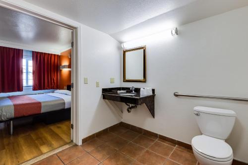 Motel 6-San Jose CA - Convention Center - image 11