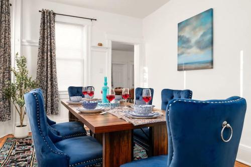 Whole House Near NYC and Transit with Game Room Fire Pit and King Bed in New Rochelle (New York)