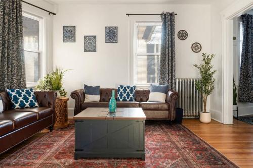 Whole House Near NYC and Transit with Game Room Fire Pit and King Bed in New Rochelle (New York)