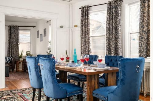 Whole House Near NYC and Transit with Game Room Fire Pit and King Bed in New Rochelle (New York)