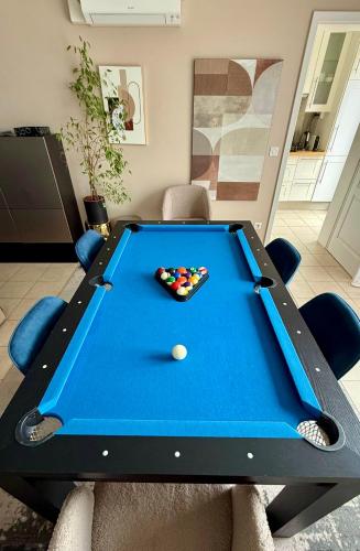 Appartement climatisé 3 étoiles T3 chic à Strasbourg avec billard et terrasse, Strasburgo