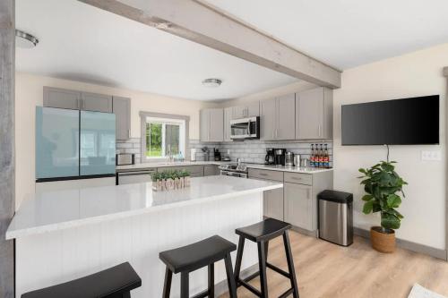 Nature Getaway - Creek, Firepit, Deck, Privacy - Delaware River in 傑維斯港