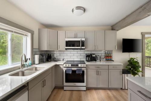 Nature Getaway - Creek, Firepit, Deck, Privacy - Delaware River in 傑維斯港