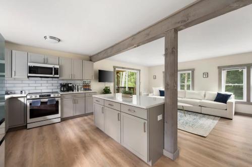 Nature Getaway - Creek, Firepit, Deck, Privacy - Delaware River in 傑維斯港