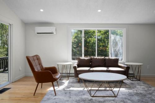 *NEW* Large Backyard ~ Game Room ~ Firepit ~ Lake in Skaneateles (NY)