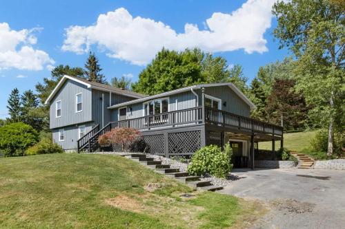 *NEW* Large Backyard ~ Game Room ~ Firepit ~ Lake in Skaneateles (NY)