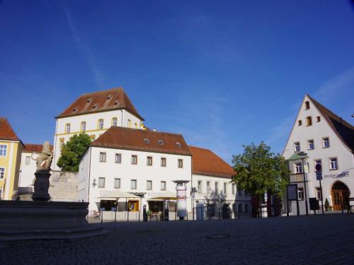 Hotelgasthof Bayerischer Hof 9.8km von Irlstraße entfernt
