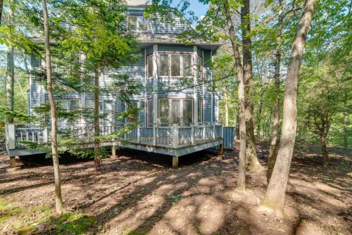 Lovely Condo with Deck, 1 Mi to Wintergreen Resort! in Mount Torry Furnace, USA