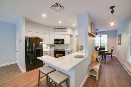 Lovely Condo with Deck, 1 Mi to Wintergreen Resort! in Mount Torry Furnace, USA
