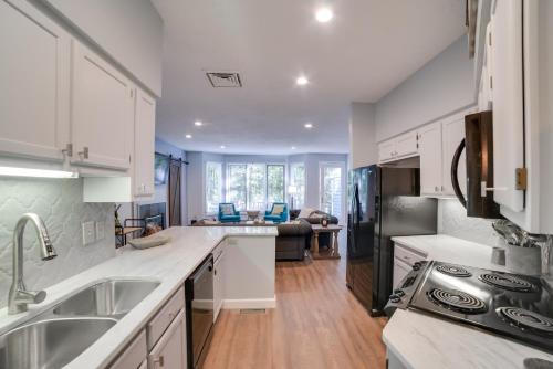Lovely Condo with Deck, 1 Mi to Wintergreen Resort! in Mount Torry Furnace, USA