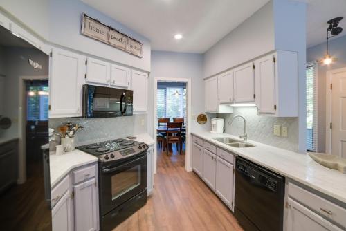 Lovely Condo with Deck, 1 Mi to Wintergreen Resort! in Mount Torry Furnace, USA