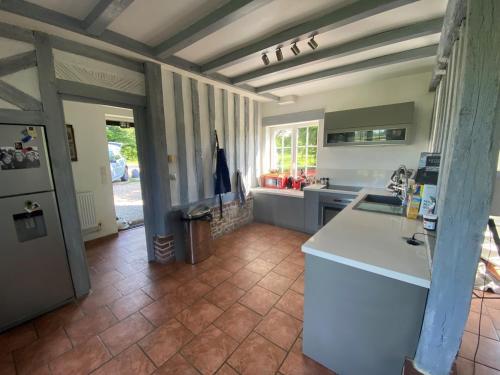 virtuve, Maison Normande 15 min de Deauville, plage 10 min in Annebault