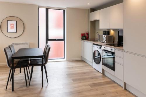 Contemporary 1BED Apartment in Central Liverpool, Liverpool (photo 3)