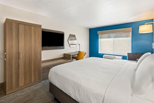 Holiday Inn Express & Suites Fairmont an IHG Hotel - image 6