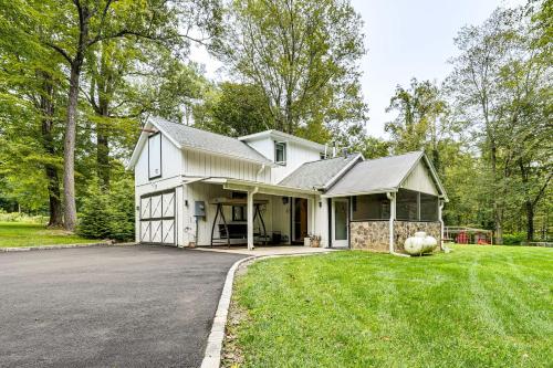 Chickens On-Site Cottage, 2 Mi to Saugatuck Falls