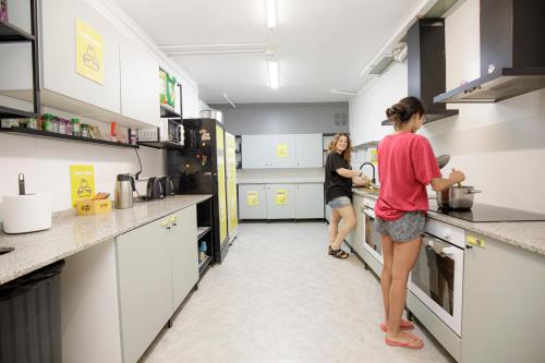 Feetup Yellow Nest Hostel Barcelona - image 10