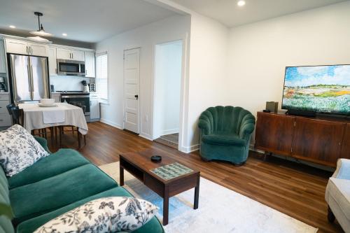 . Stylish Apt Walk to Shops, Dining, and Bucknell