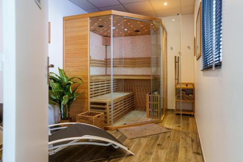 Szauna, La Villa Perchée Suites Élégante & Spa Privé, Vue Panoramique, Parking protégé (La Villa Perchee, Appartements Elegants, sauna Prive, sport, terrasses et Vue Panoramique, Parking p) in Saint-Prix (Ile-de-France)
