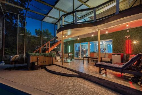 Spacious Lakefront House with Pool, Hottub, & Boating, Orlando
