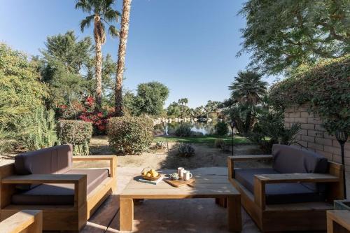 Stylish Desert Retreat - Pet Friendly!