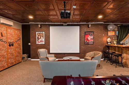 Themed Speak Easy with Pool, Hot Tub, & Lake in Orlando West