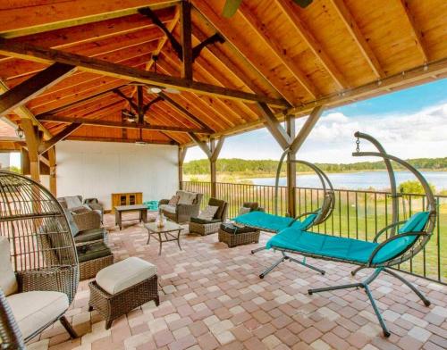 Themed Speak Easy with Pool, Hot Tub, & Lake in Orlando West