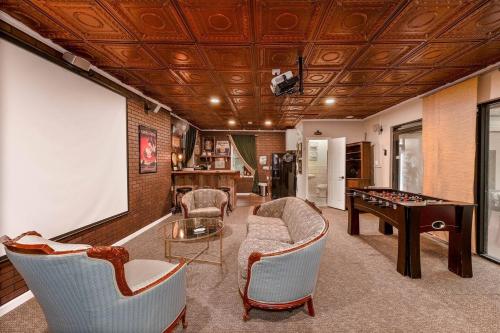 Themed Speak Easy with Pool, Hot Tub, & Lake in Orlando West