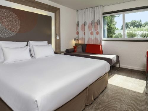 1 double bed, 1 twin bed