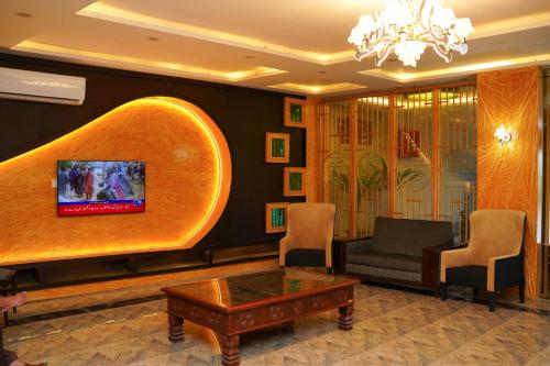 gedeelde lounge/tv-ruimte, Sapphire Stays Hotel and Restaurant Peshawar in Peshawar