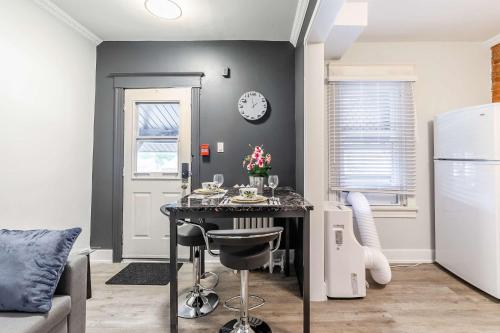 Boutique 2BR Apartment on James St North Sleeps 6 in 汉米尔顿(ON)