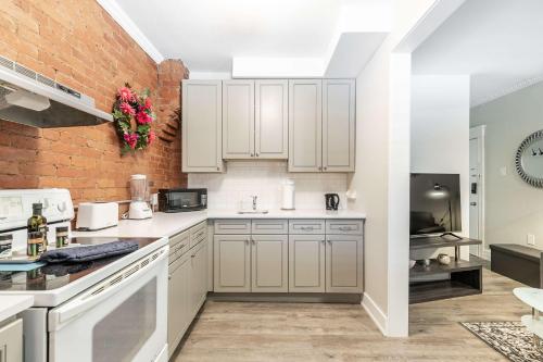 Boutique 2BR Apartment on James St North Sleeps 6 in 汉米尔顿(ON)