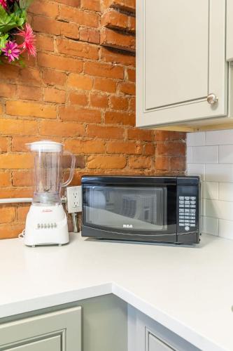 Boutique 2BR Apartment on James St North Sleeps 6 in 汉米尔顿(ON)