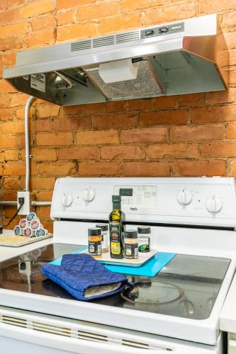 Boutique 2BR Apartment on James St North Sleeps 6 in 汉米尔顿(ON)