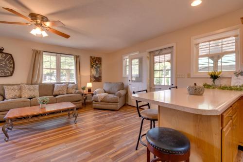 9 Mi to Effingham Pet-Friendly Rural Escape in Montrose (IL)