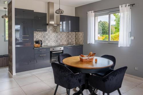 Létesítmények, La Villa Perchée Suites Élégante & Spa Privé, Vue Panoramique, Parking protégé (La Villa Perchee, Appartements Elegants, sauna Prive, sport, terrasses et Vue Panoramique, Parking p) in Saint-Prix (Ile-de-France)
