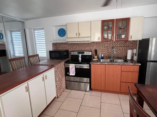 5BR 4BA Boquerón Retreat with Pool & Generator (5BR 4BA Boqueron Retreat with Pool & Generator) in โบเกรอน