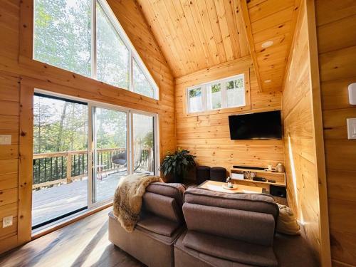 共用Lounge/電視區, NEW Chalet des pins - lake access in 聖阿爾方斯 • 羅德里格斯 (QC)