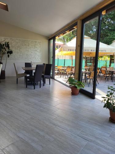 餐廳, M7 Villa Bed& Bistro in 蒂米蘇爾德約斯